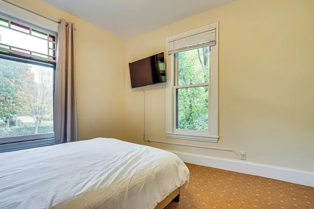 Near Colleges: Pet-friendly Duplex in Northfield!