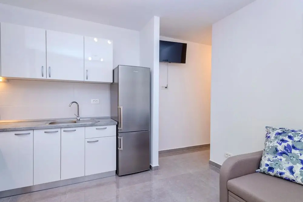 Newly Furnished apt w. Patio,parking & Fireplace