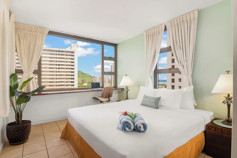 Waikiki Banyan Condo w/ King Bed & Parking, Near Beach
