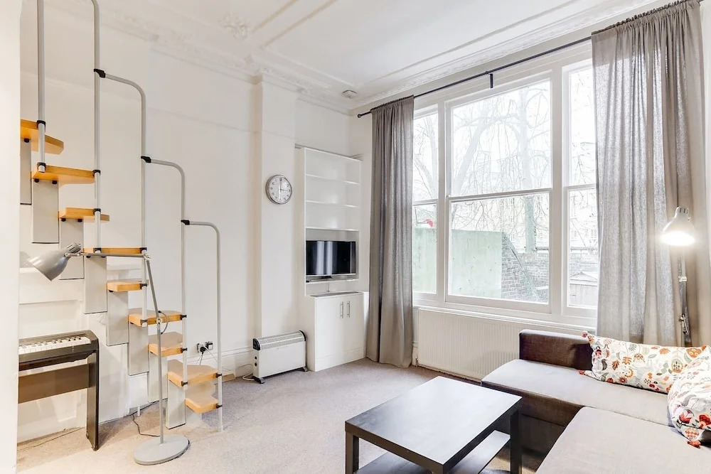 Bright 1BR in Earls' Court W/patio