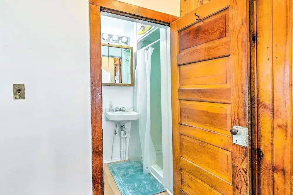 Historic Cabin Retreat: Steps to Okoboji Lake