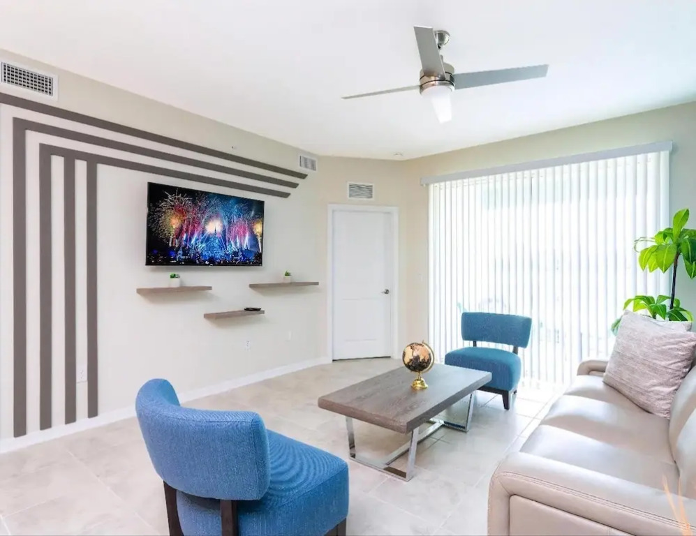 Amazing Townhome With Lake View at Storey Lake Resort