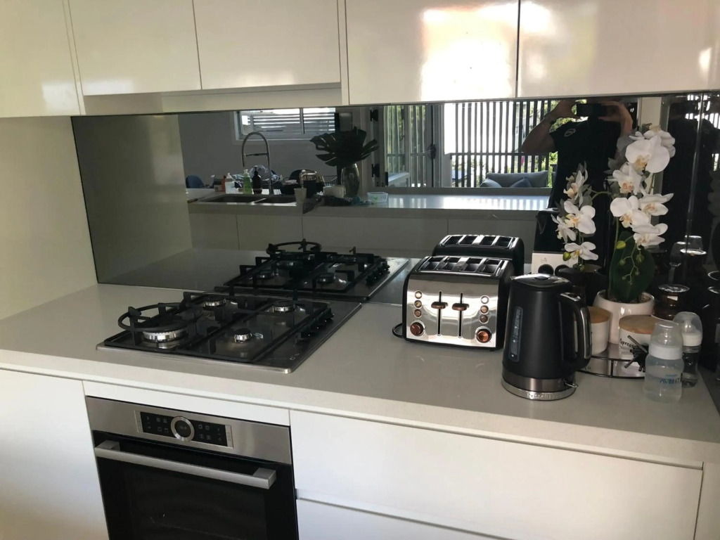 Park Avenue Luxe Chic Townhouse Sleeps 9, Carpark
