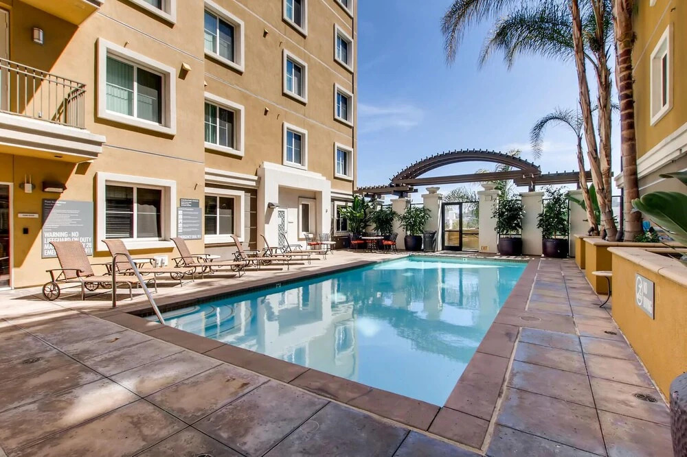 (70% off) - San Diego Top Location Work Or Fun 2BR/2.5 Bath - Pool, Gym, & Free Parking (FV10)