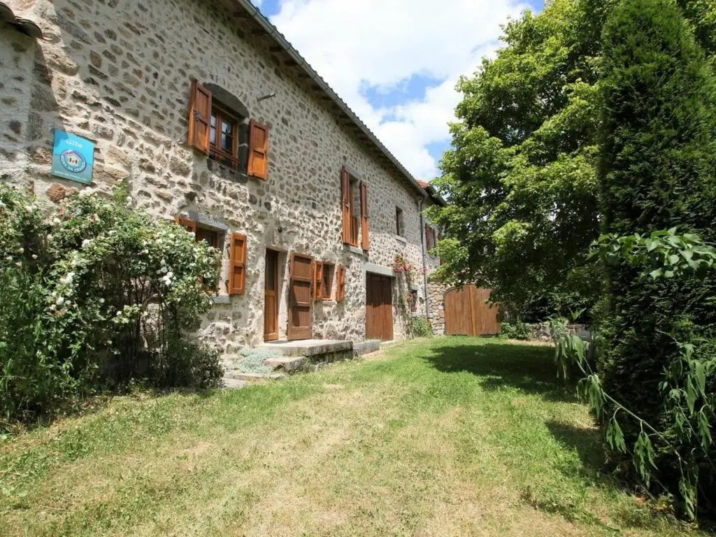 Maison de charme en pierre au bord d’un ruisseau, proche d’un bourg médiéval - Jardin et garage inclus - FR-1-582-151