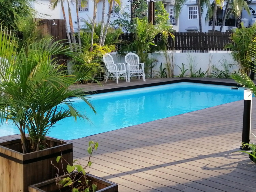 Les Cerisiers - NEW Beach Apartment with Pool, Centrally Located in Flic-en-Flac
