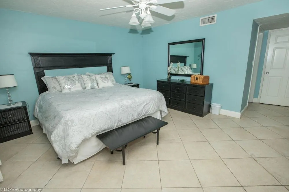 Shoreline Towers 1063 2 Bedroom Condo by RedAwning
