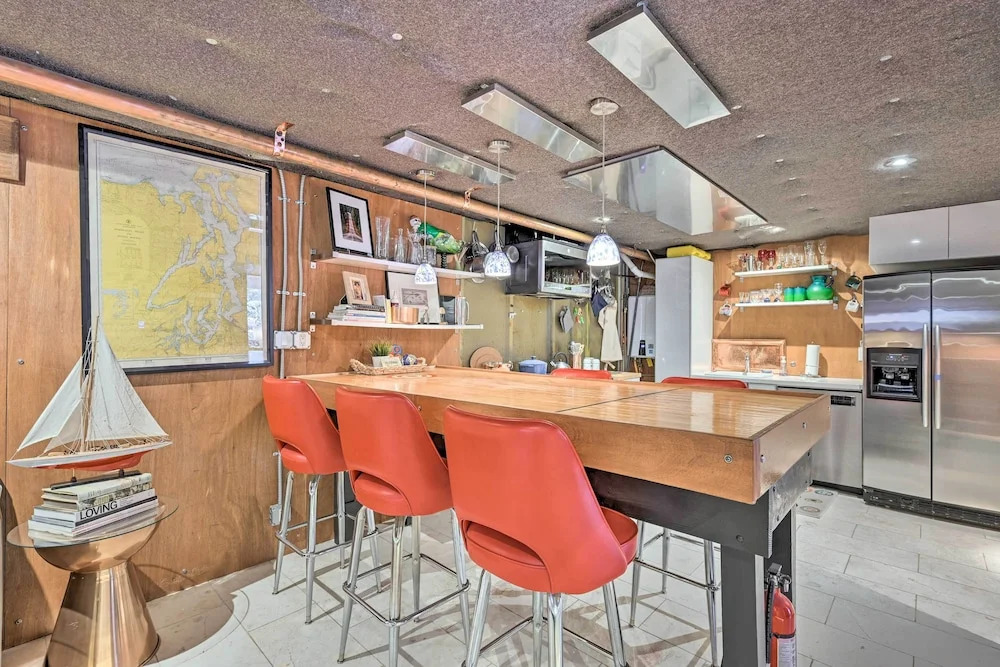 Edmonds Apartment With Private Wine Cellar!