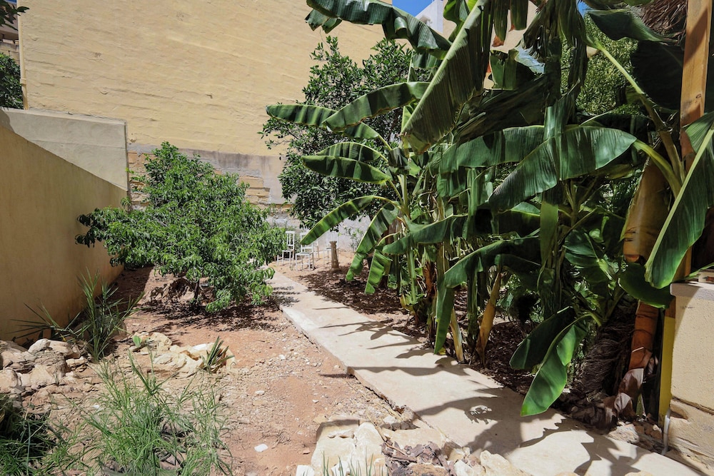 Classic 1BR Seafront Townhouse & Garden