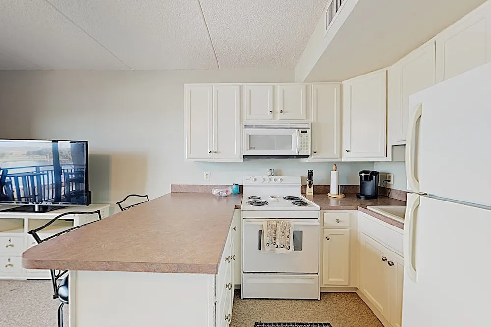 New Listing! Downtown Riverfront W/ Balcony 1 Bedroom Condo