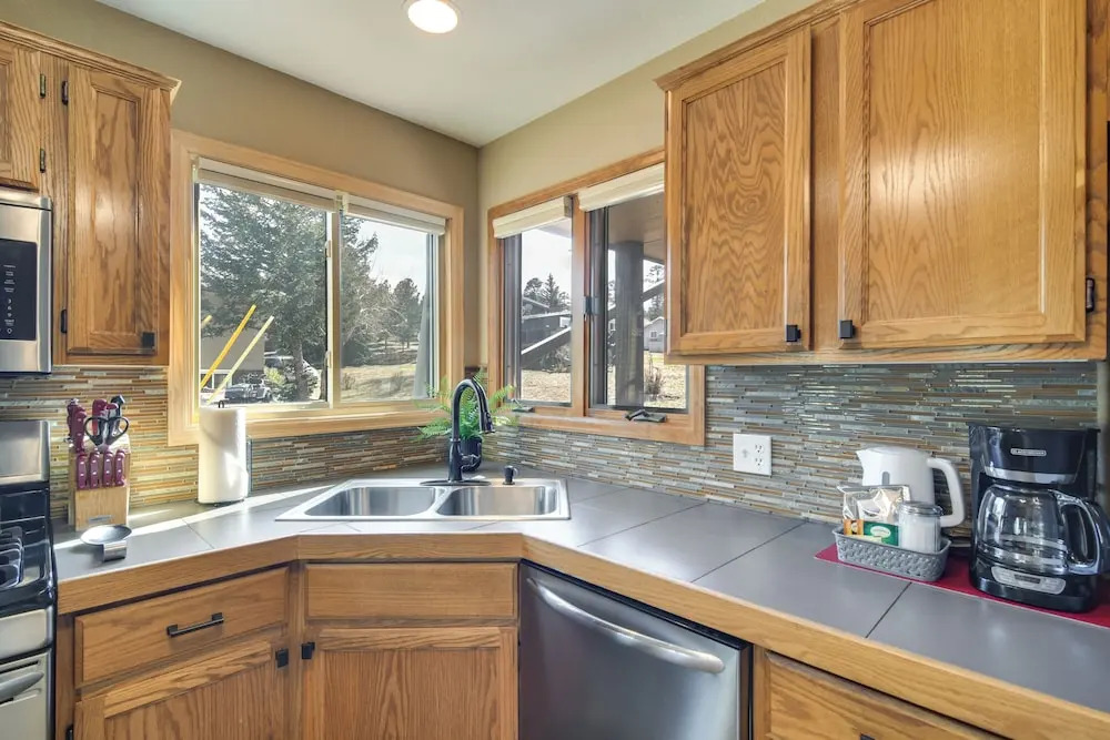 Fireplace & Mtn Views: Estes Park Home w/ Deck!