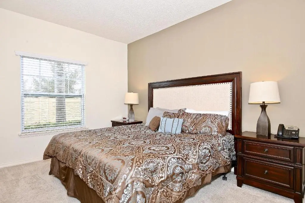 Fantastic Townhouse in Lux community sleeps 8! 10 min to Disney