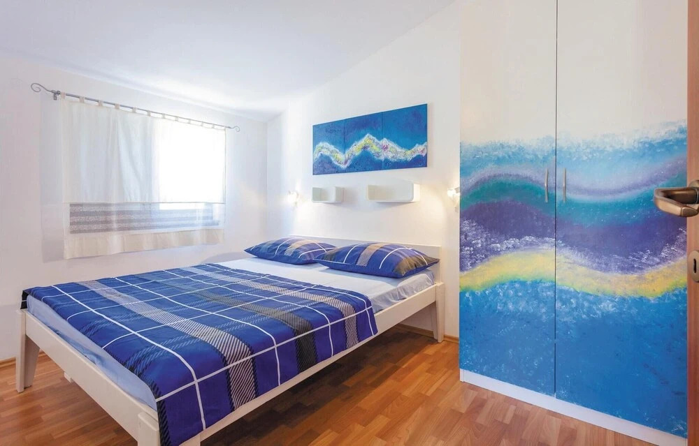 Beautiful Home in Okrug Donji With Wifi and 7 Bedrooms