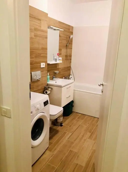 Modern and New Apartment near City Center V6B-64