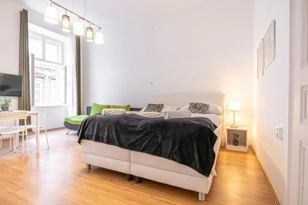 Comfortable 2BR Apt. Central and Well Connected