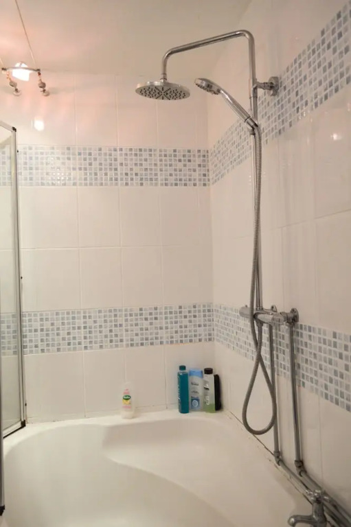 Colourful 2 Bedrooms Apartment Near Leith Walk