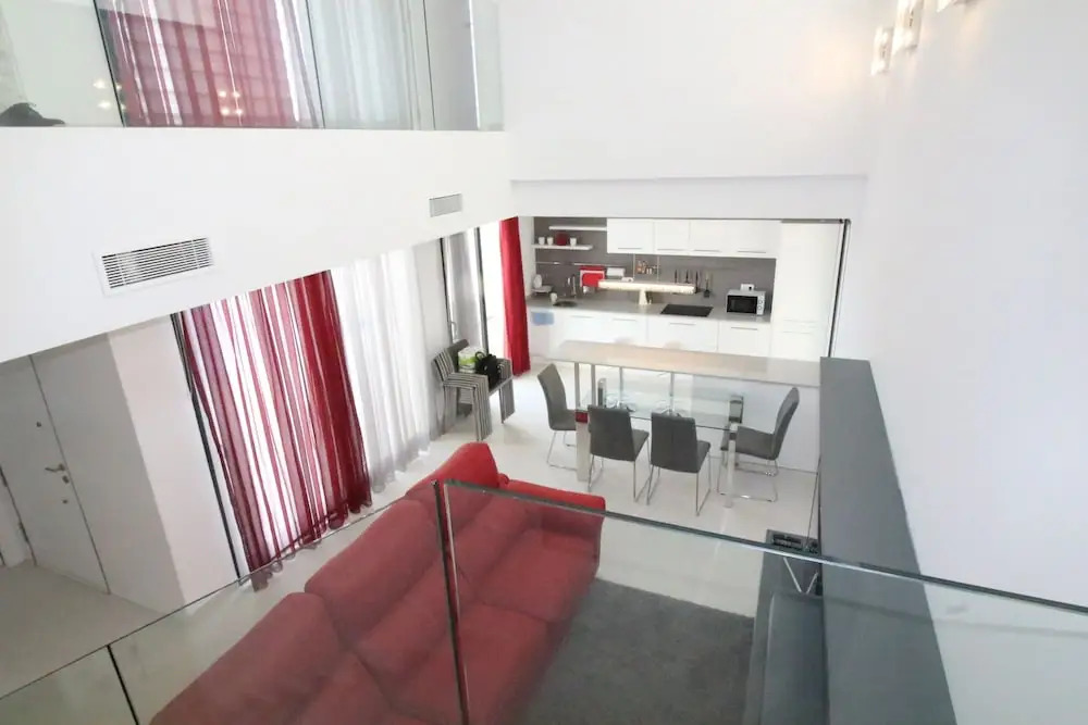 Villa con piscina Activa28