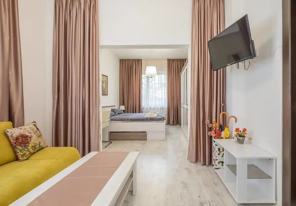 POP UP - Colourful One Bedroom Flat - TOP CENTER