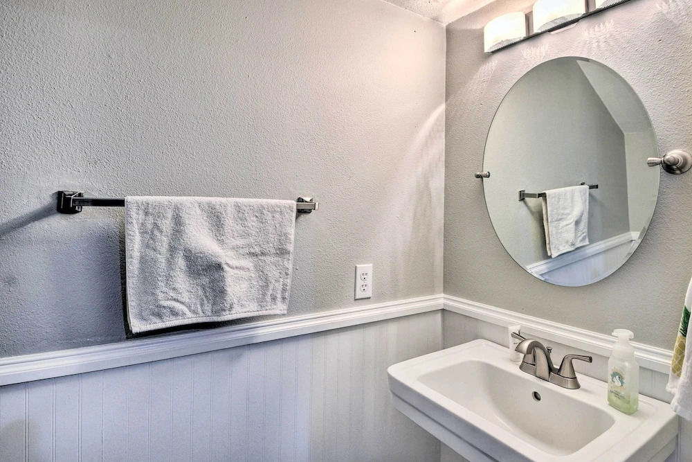 New Smyrna Beach Townhome, Walk to Bay Access
