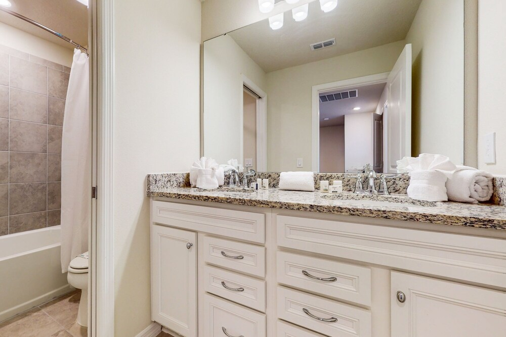 Luxury Home With Private Pool, Lanai, Shared Games Room, Central AC, & WD
