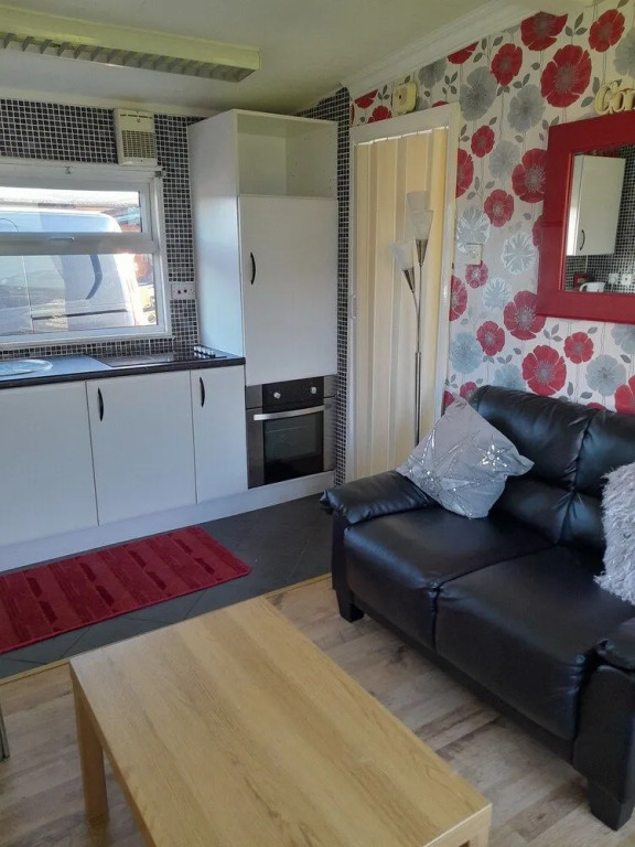 2 Bed-sleeps 4-pets-parking-5 Min to Beach