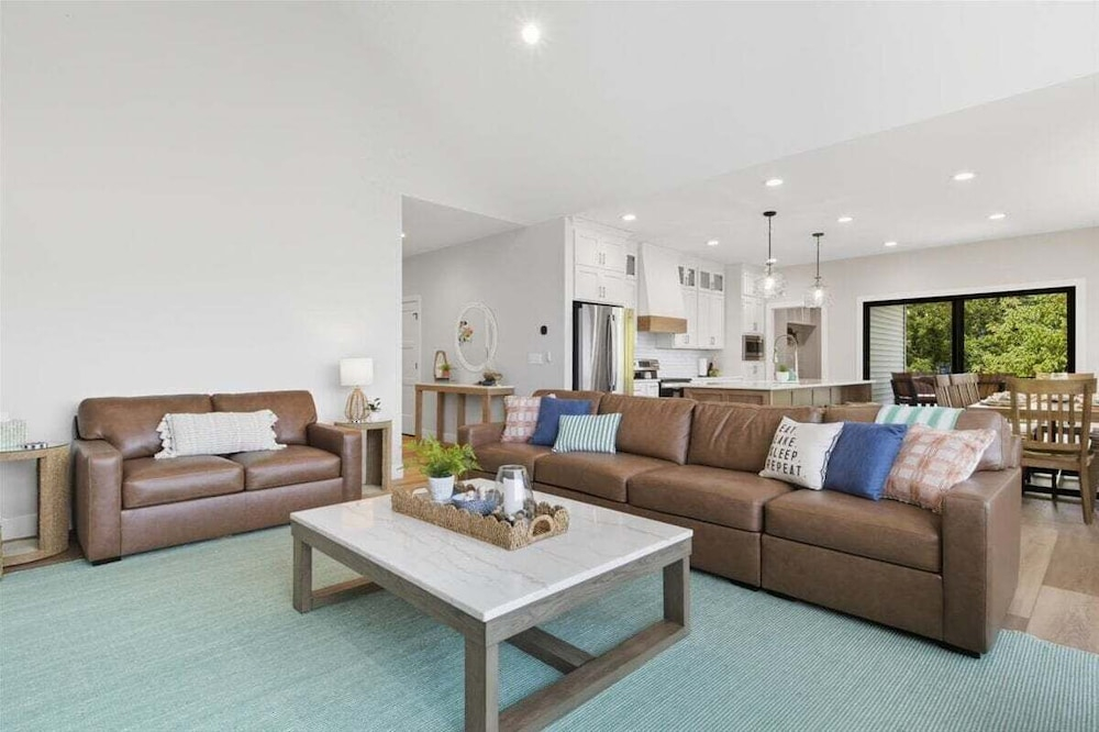 Modern Lakefront Escape The Twelve