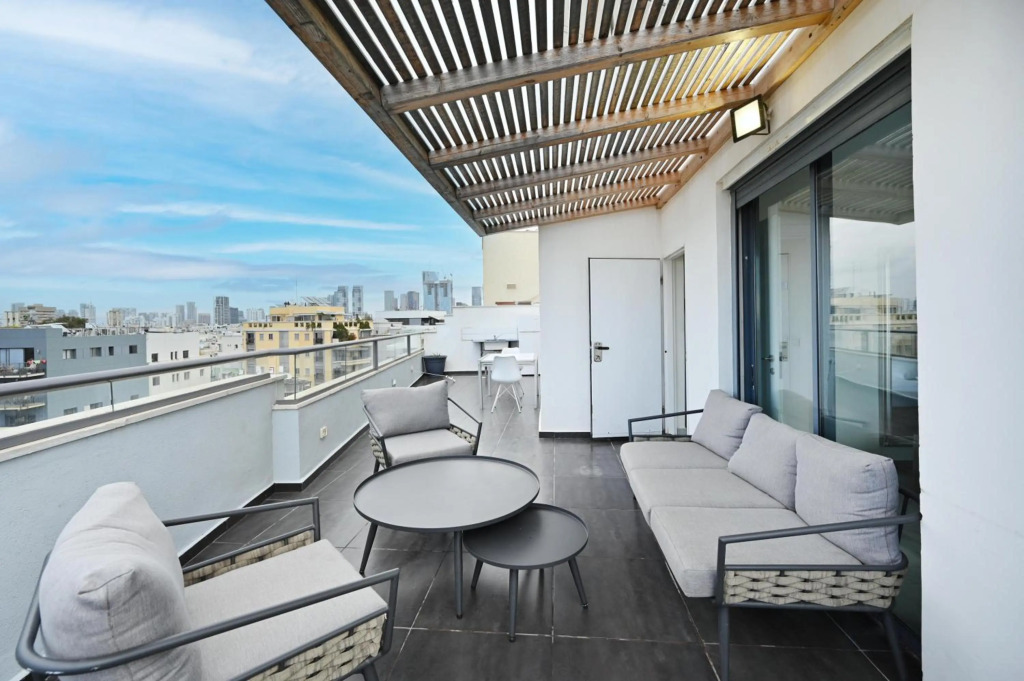 Amazing 2BR Duplex in the city center by HolyGuest