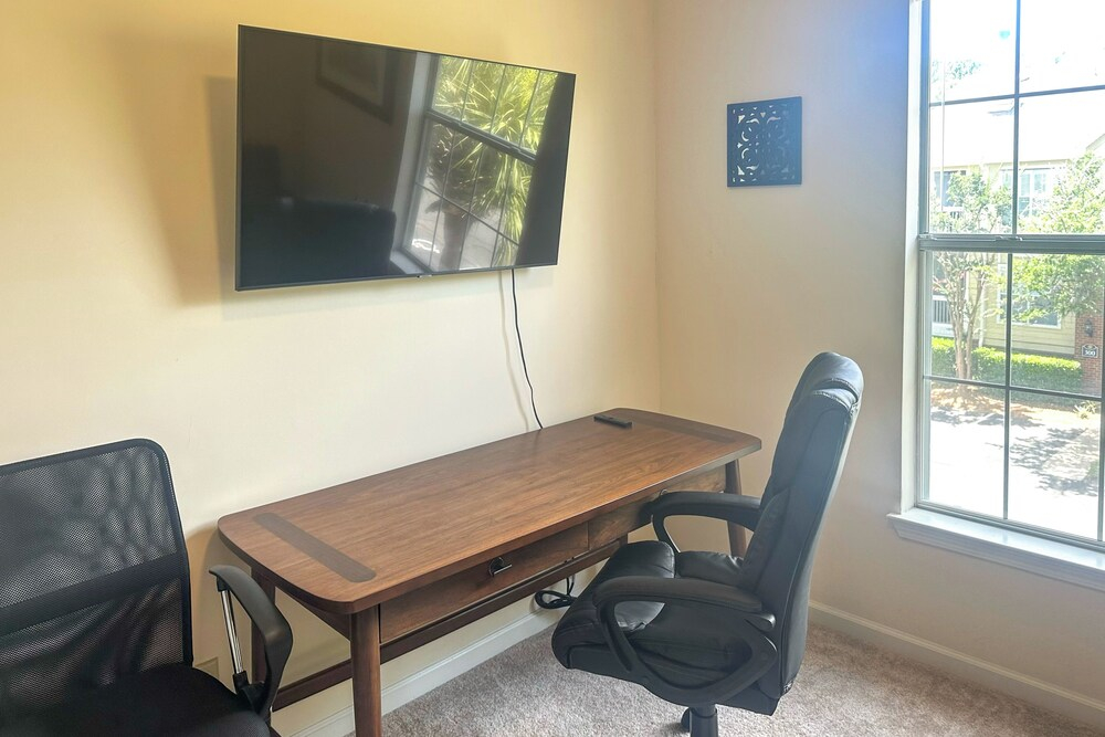 Mount Pleasant Condo w/ Pool & Bikes: Near Beach!