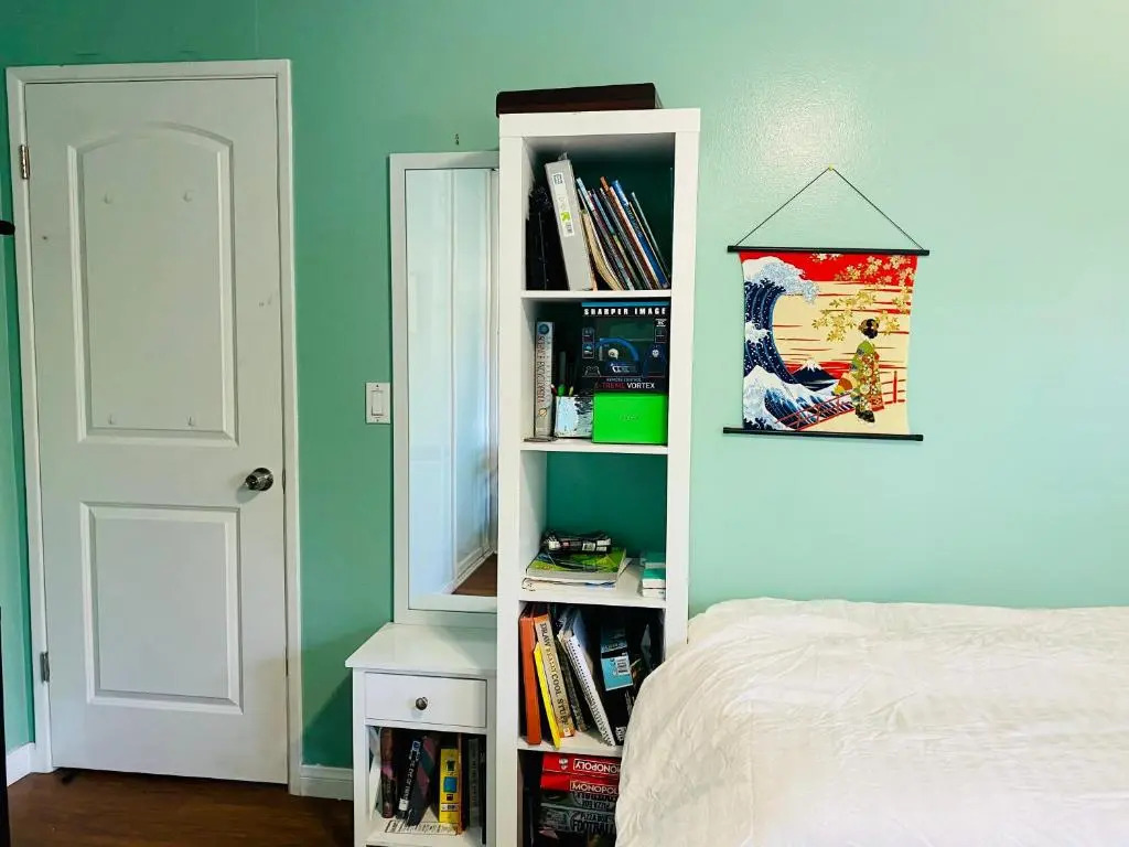 Costa Mesa Homestay - Private Rooms with 2 Shared Baths and Hosts Onsite
