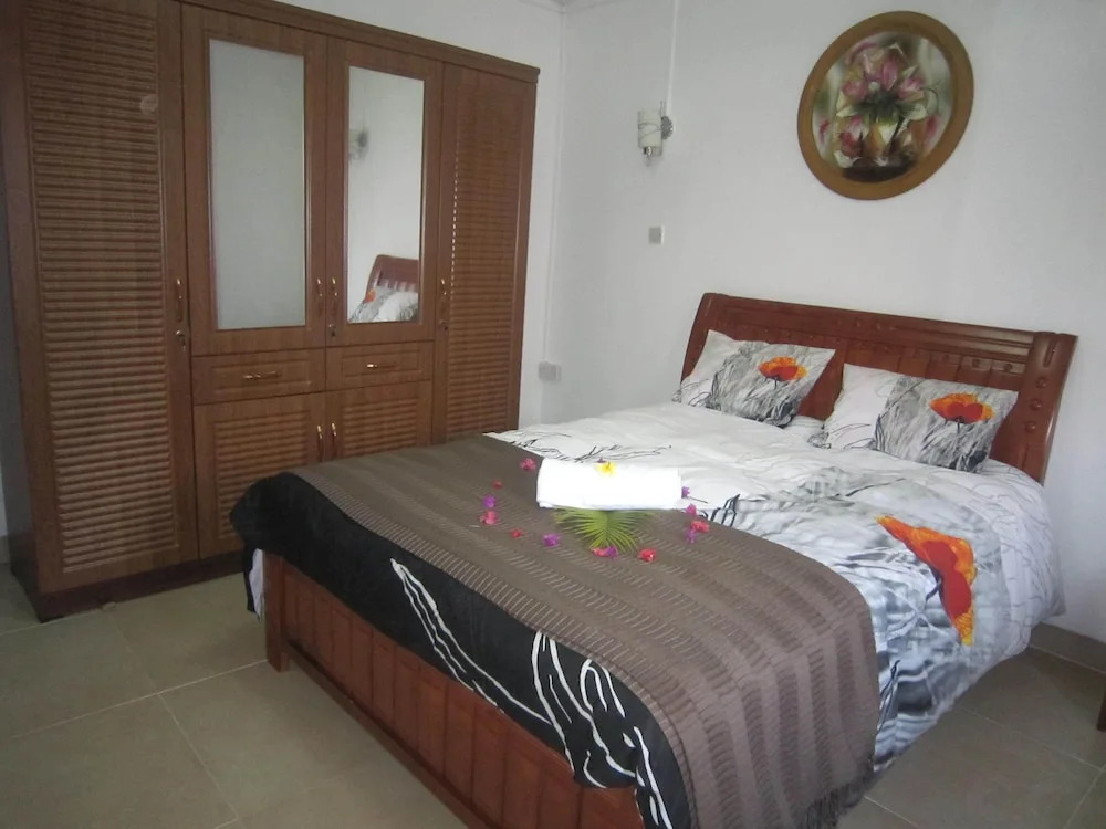 Pretty Villa Santa With Private Pool 120m Walk to the sea