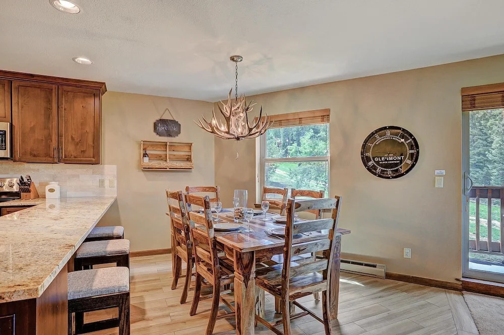 Tyra Summit A2A 3 Bedrooms 2 Bathrooms Condo