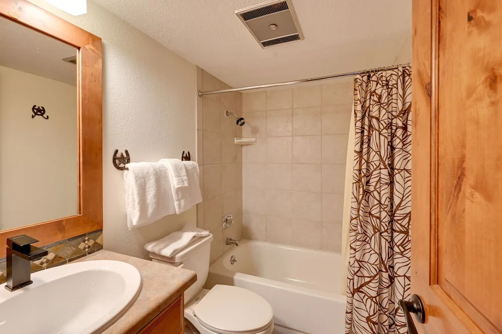 Upscale Condo w/ Balcony < 1/2 Mi to Ski Resort