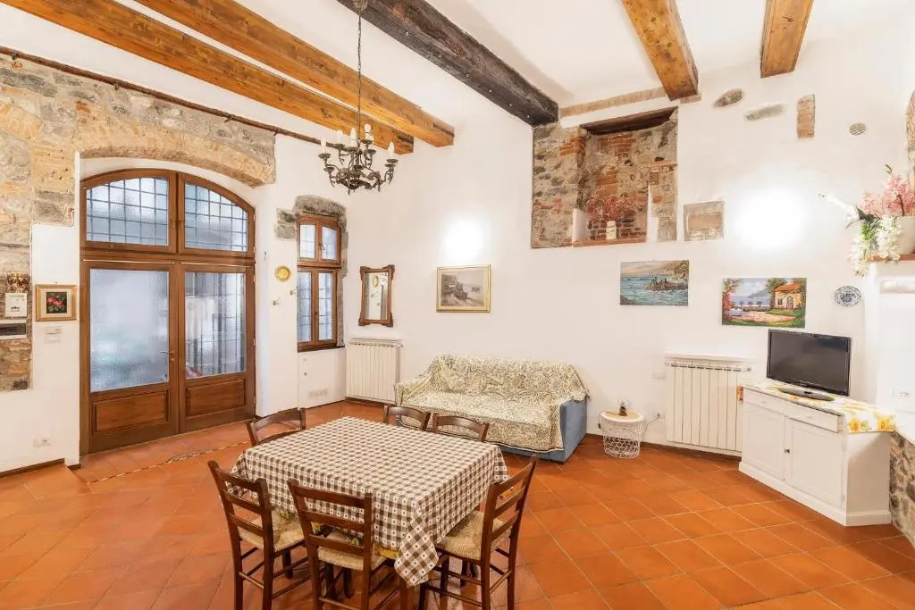 025- La casa di Esmeralda (011017-LT-0667)