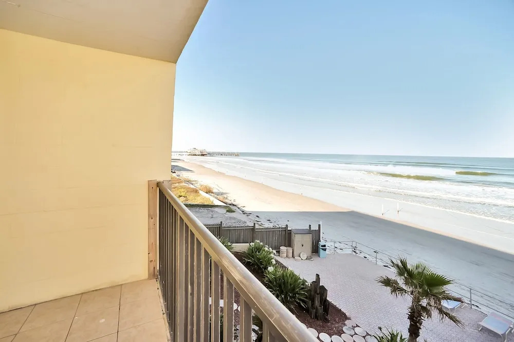 3rd Story Ocreanfront Studio W/views And A Pool 1 Bedroom Apts