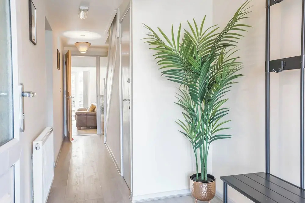 Spacious 4-bed, Free Parking, Short or Long Stays
