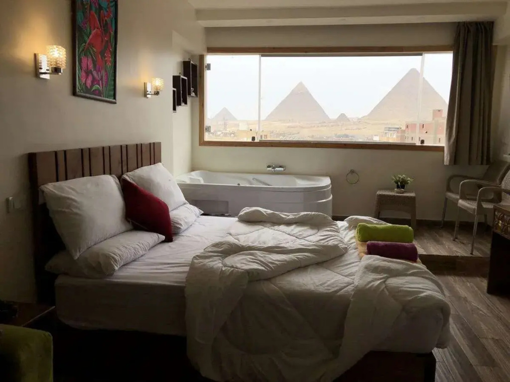 Full Pyramids View Apartment with Balcony For 8 P