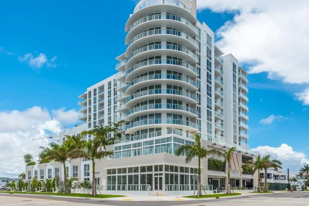 Top Fort Lauderdale Condo 9th Floor - Private and Sanitized, Hotel Amenities, Free Parking for Stays Over 27 Days, 400 ft From the Beach. Hosted by Super Host!
