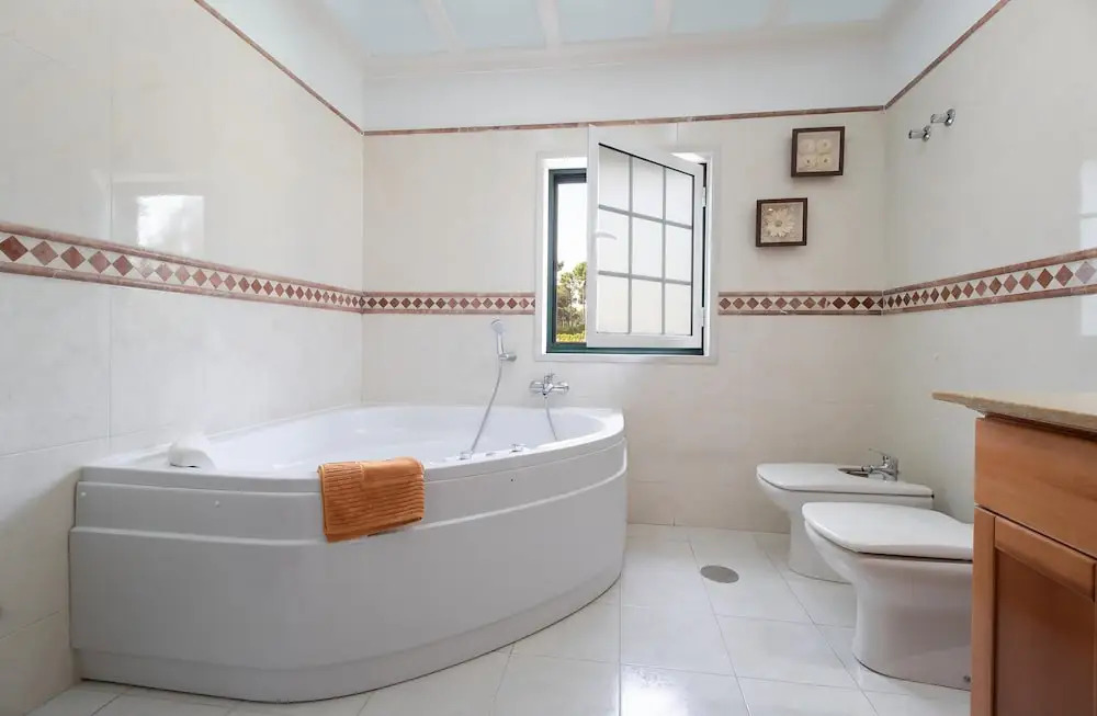 Aroeira Villa Sleeps 10 with Pool