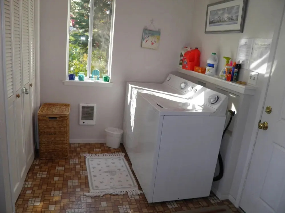 Pet Friendly, Cozy With Wrap Around Porch