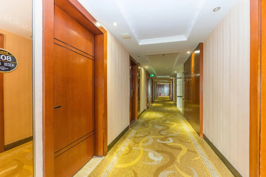 Liangde Hotel (Shenzhen Shajing Houting Subway Station)