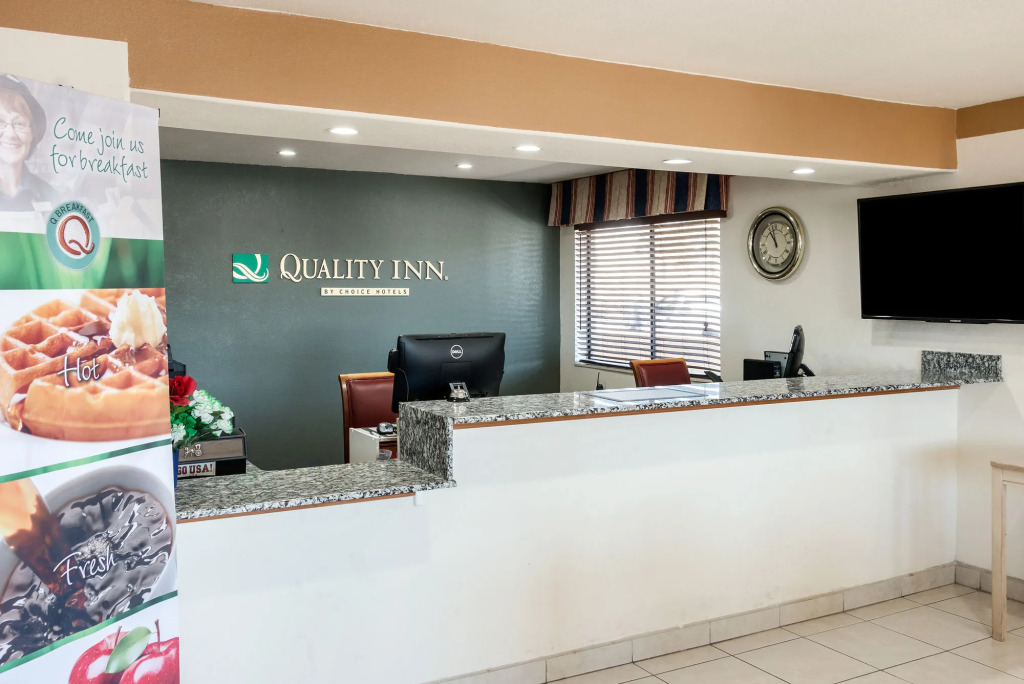 Desert Sands Inn & Suites