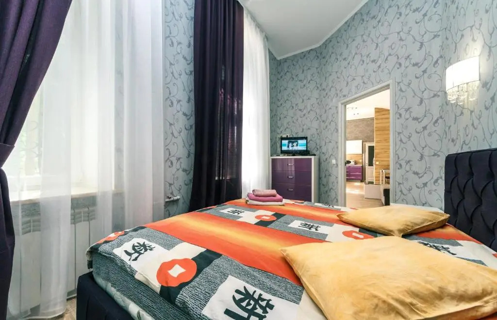 One bedroom. 6 Zankovetskoi St. Near a Khreschatyk