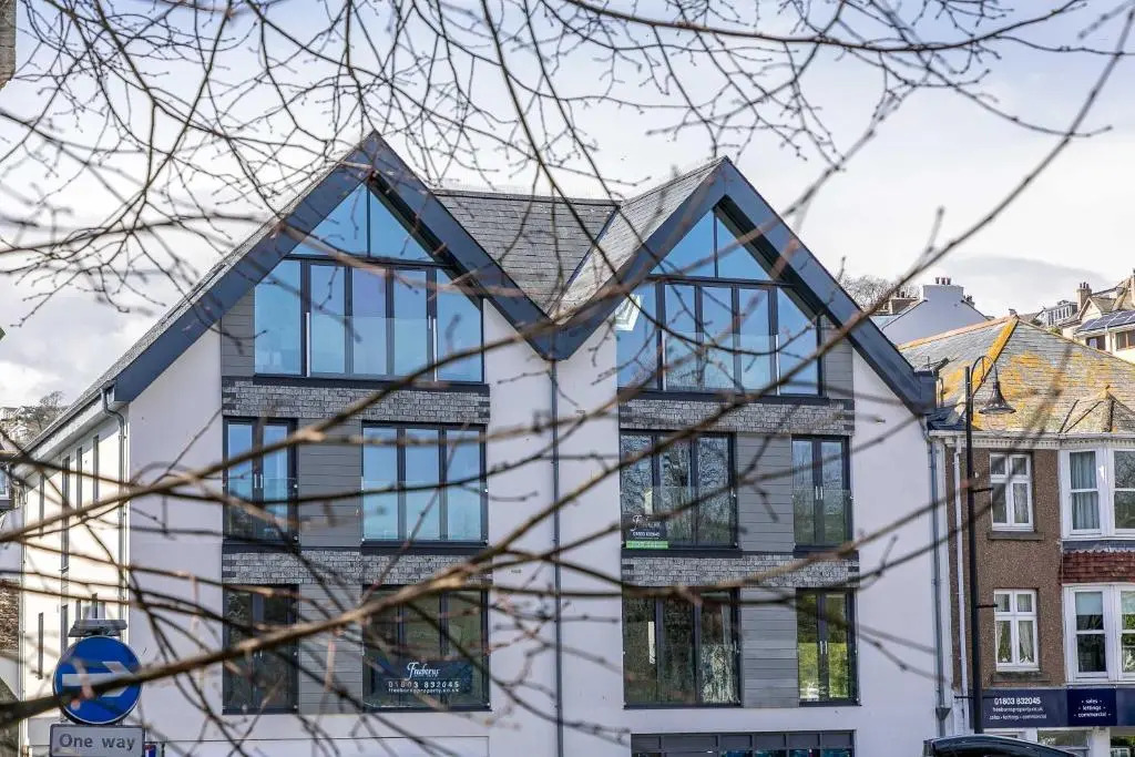 2 De Courcey House - Architect designed luxury apartment with parking, central Dartmouth