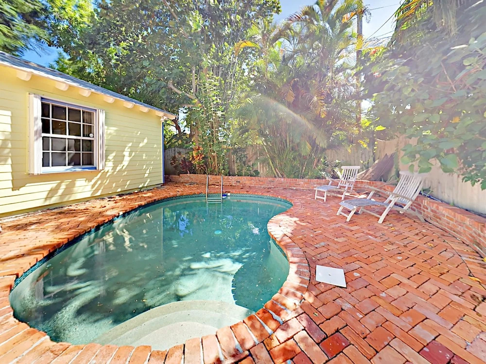10 NE 7th Street Home 3 Bedrooms 2.5 Bathrooms Home