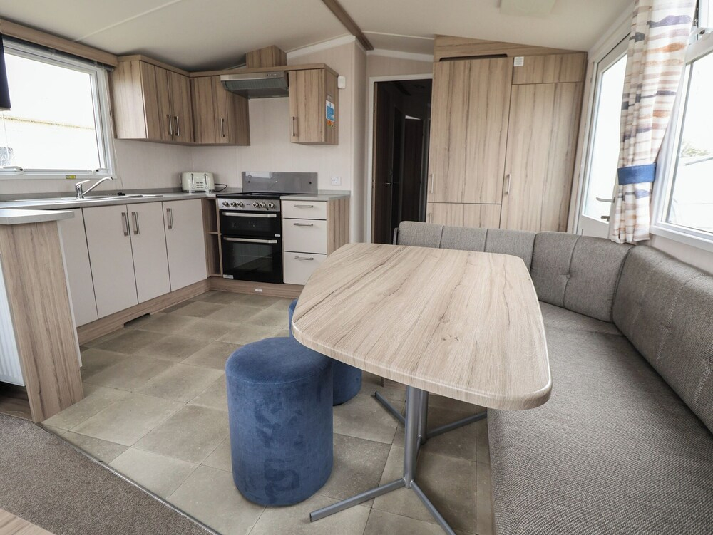 Caravan B8