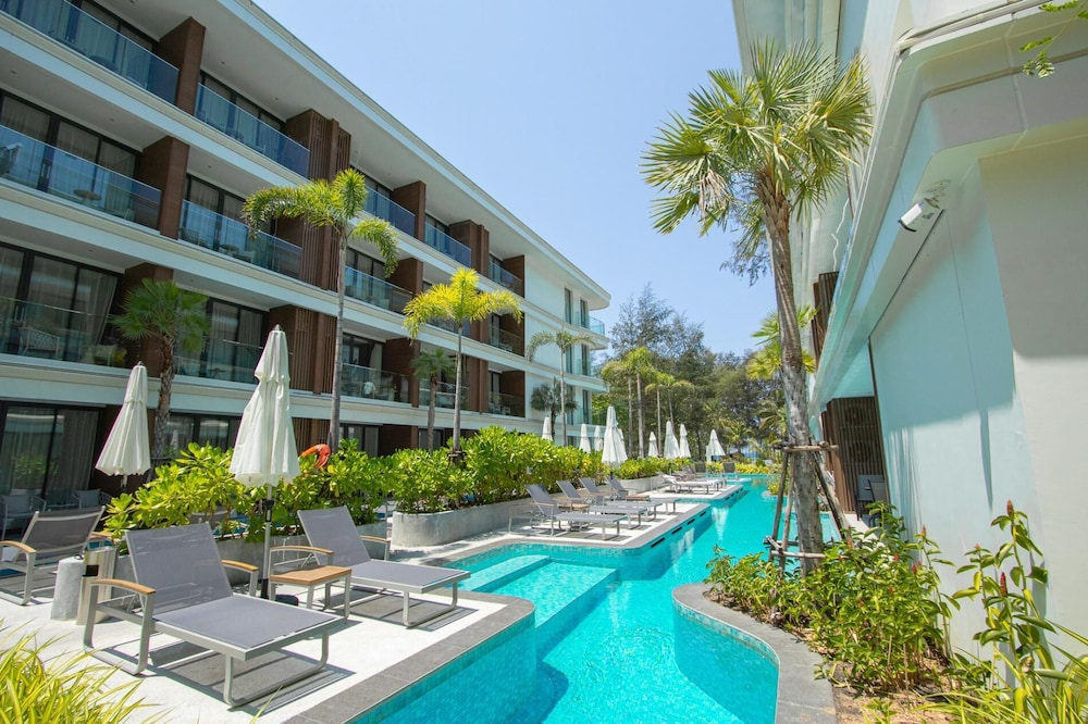 Unit 2303 Beachfront Pool-facing + Sea View