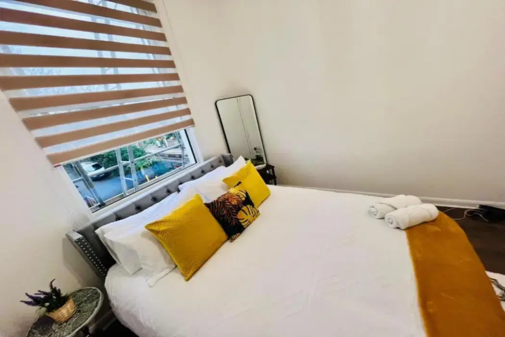 Dalston Luxe Studios, 10 minutes away from Liverpool Train Station