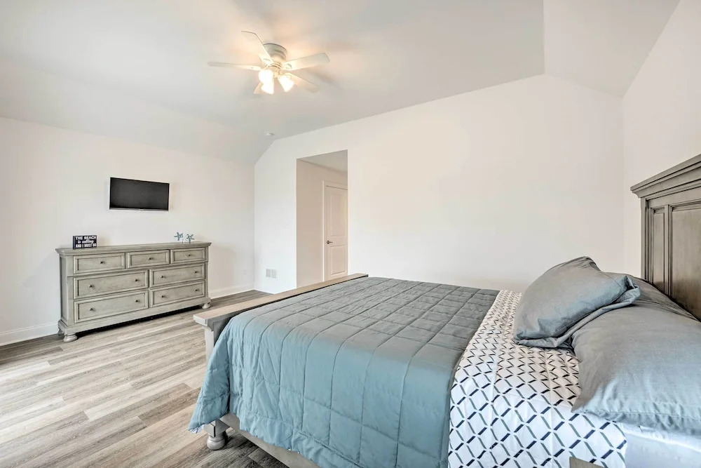 New Townhome u003c Half Mi to Beach