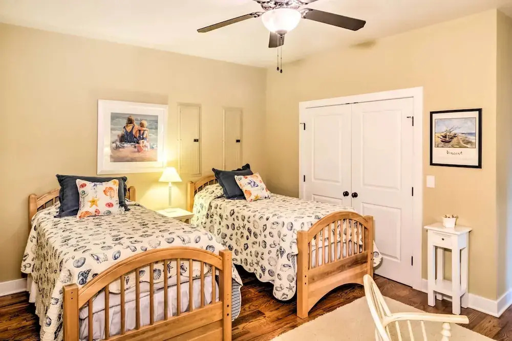 Center Hill Lake Rental: Steps to Hurricane Marina