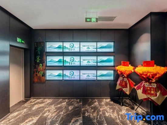 Qingmo Nianhua Youth Hostel (Huimin Street Bell and Drum Tower Subway Station Branch)